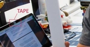 image avec un ordinateur et un post it sur la caméra