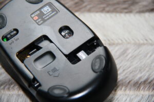 Récepteur USB et compartiment de rangement d’une souris sans fil.