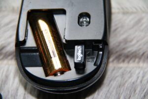 Récepteur USB et compartiment de rangement d’une souris sans fil.