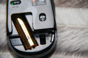 Récepteur USB et compartiment de rangement d’une souris sans fil.