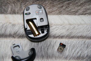 Récepteur USB et compartiment de rangement d’une souris sans fil.