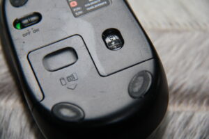 Récepteur USB et compartiment de rangement d’une souris sans fil.